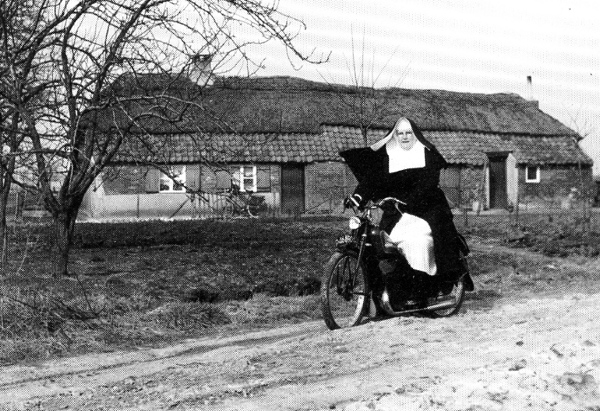Wijkverpleegster in de omgeving van Ospel (rond 1950).